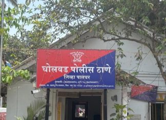 घोलवाड़ पुलिस स्टेशन से जुड़े एक असिस्टेंट पुलिस इंस्पेक्टर (API) के खिलाफ कथित तौर पर 50,000 रुपये की रिश्वत मांगने का मामला दर्ज किया
