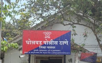 घोलवाड़ पुलिस स्टेशन से जुड़े एक असिस्टेंट पुलिस इंस्पेक्टर (API) के खिलाफ कथित तौर पर 50,000 रुपये की रिश्वत मांगने का मामला दर्ज किया